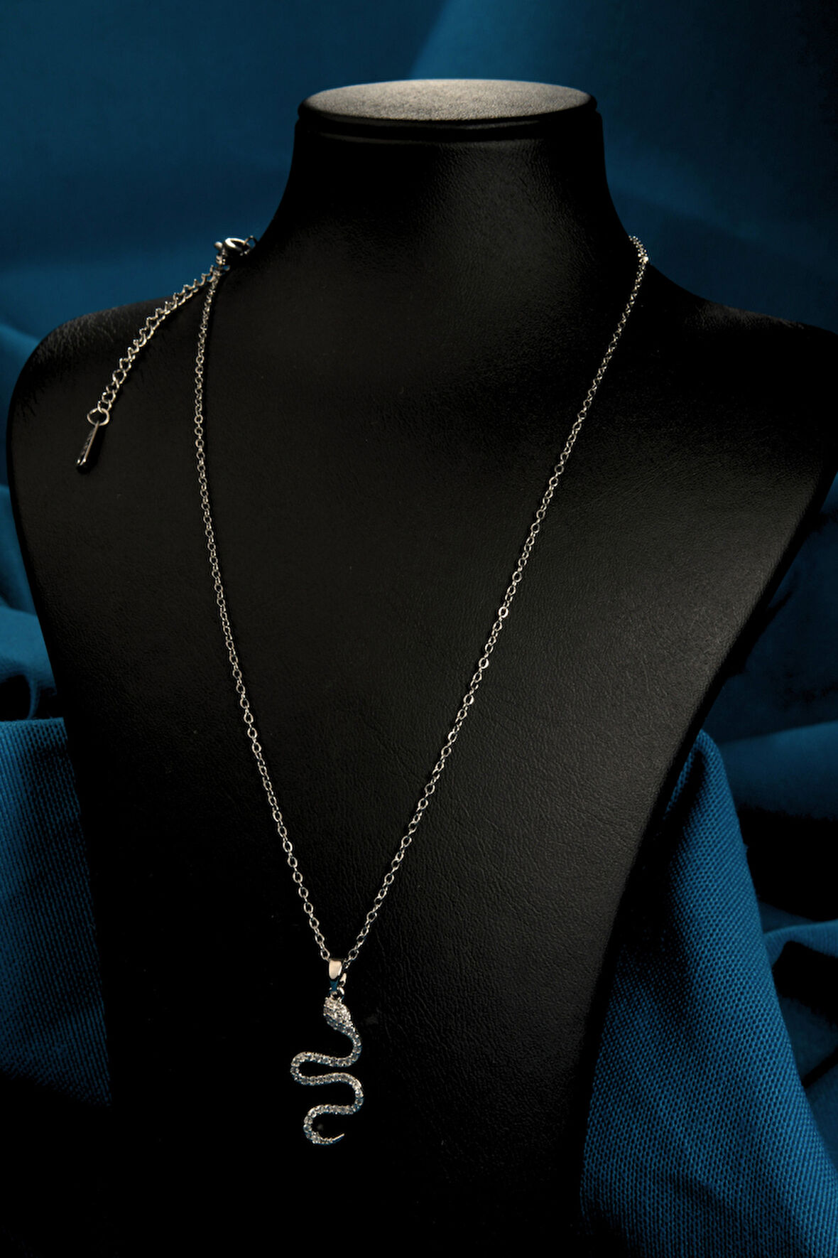 Zirkon Taşlı Yılan Figürlü Kadın Çelik Kolye