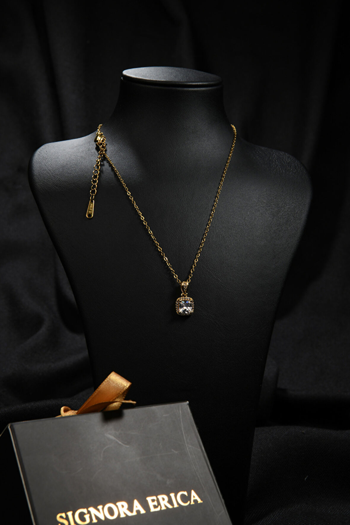 Etrafı Zirkon Ortası Baget Taşlı Kadın Çelik Kolye