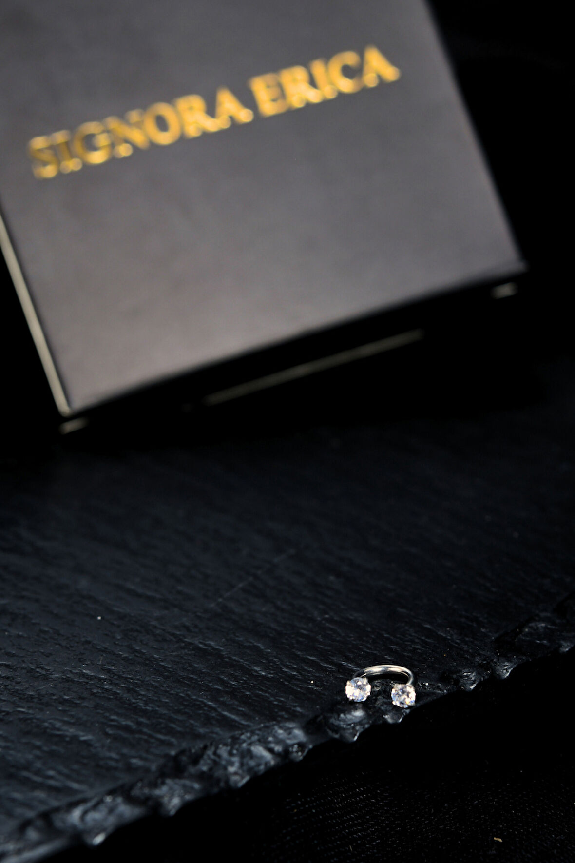 İki Ucu Yuvarlak İçine Giren Taşlı Hem Tragus Hem Kıkırdak Piercing