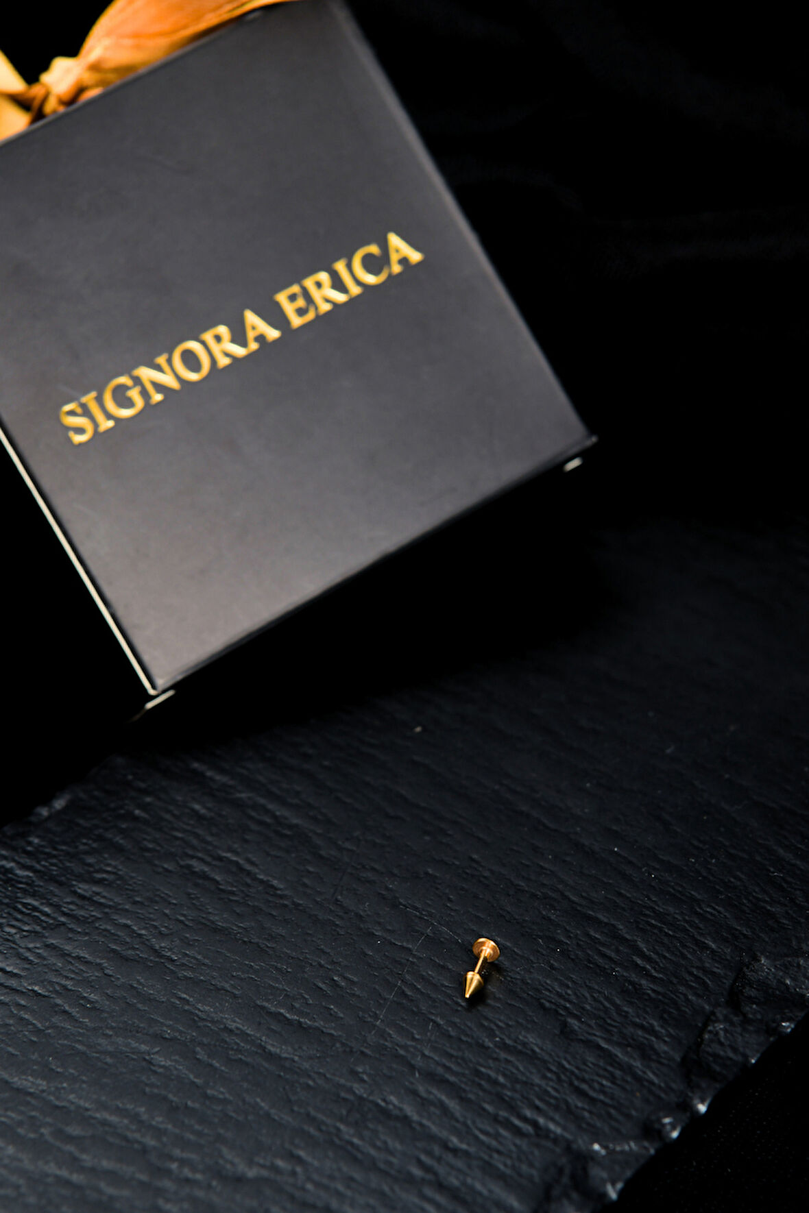 Bir Ucu Düz Bir Ucu Çivi/Ok Dudak Piercing