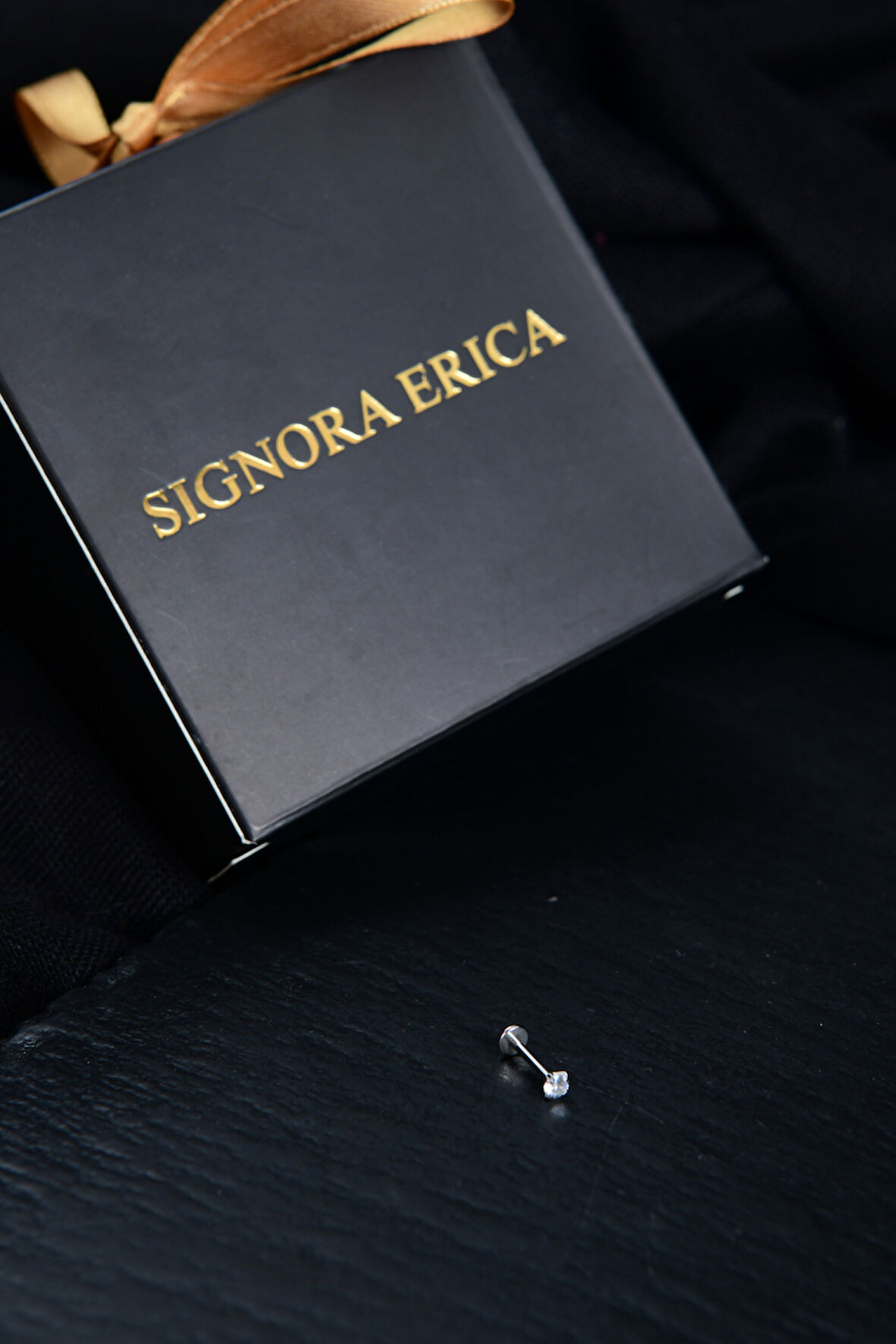 Bir Ucu Düz Bir Ucu İçine Giren Taşlı Dudak Piercing