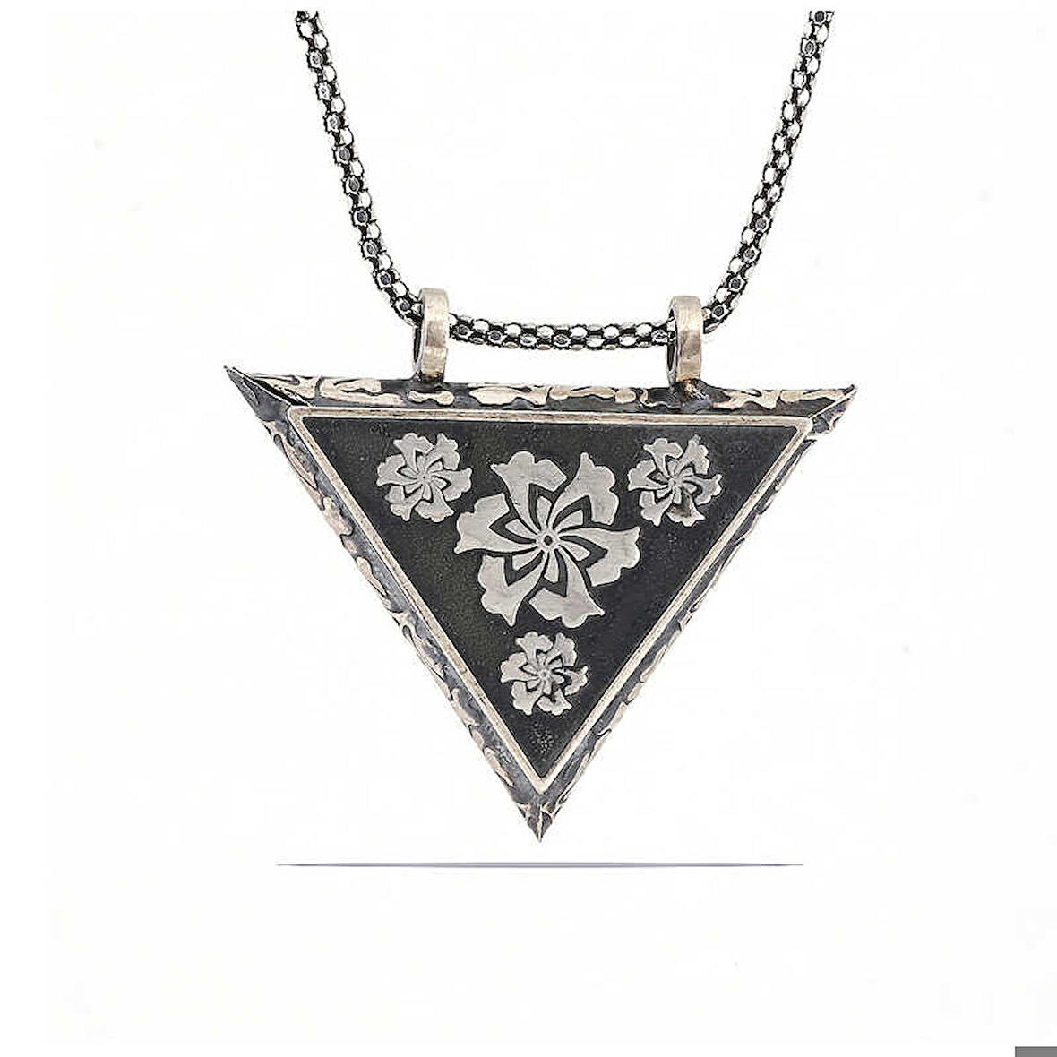 Gümüş Üçgen İçi Açılabilen Çiçek Muskalık Kolye