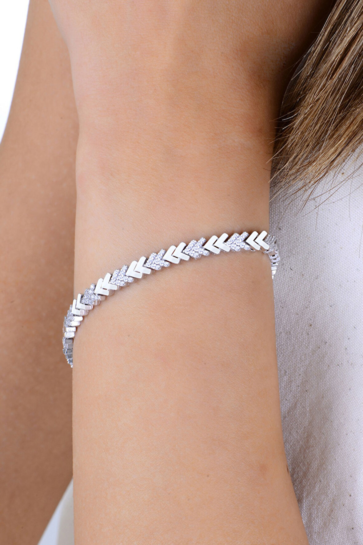 Gümüş rodyumlu zirkon taşlı aynalı v model uzay yolu bileklik SGTL12897RODAJ