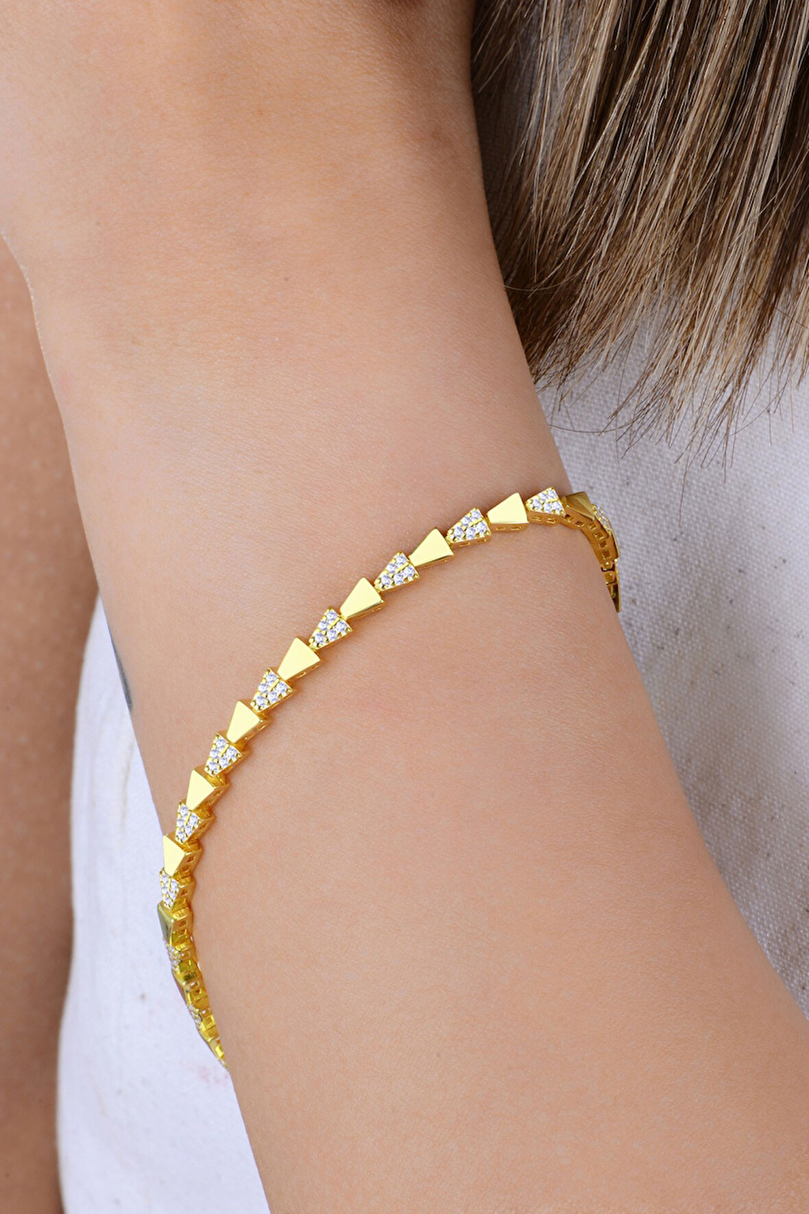 Gümüş altın yaldızlı zirkon taşlı aynalı ardışık üçgenler bileklik SGTL12898GOLD