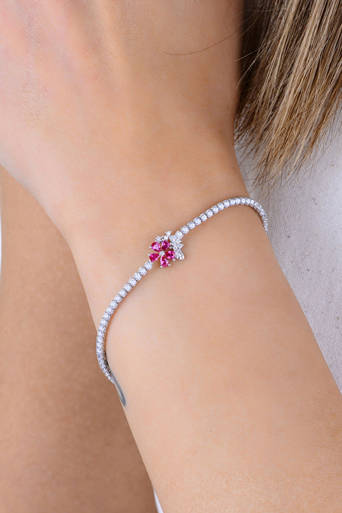 Gümüş rodyumlu pırlanta modeli fuşya zirkon taşlı bahar çiçekleri su yolu bileklik SGTL12902FUSYA