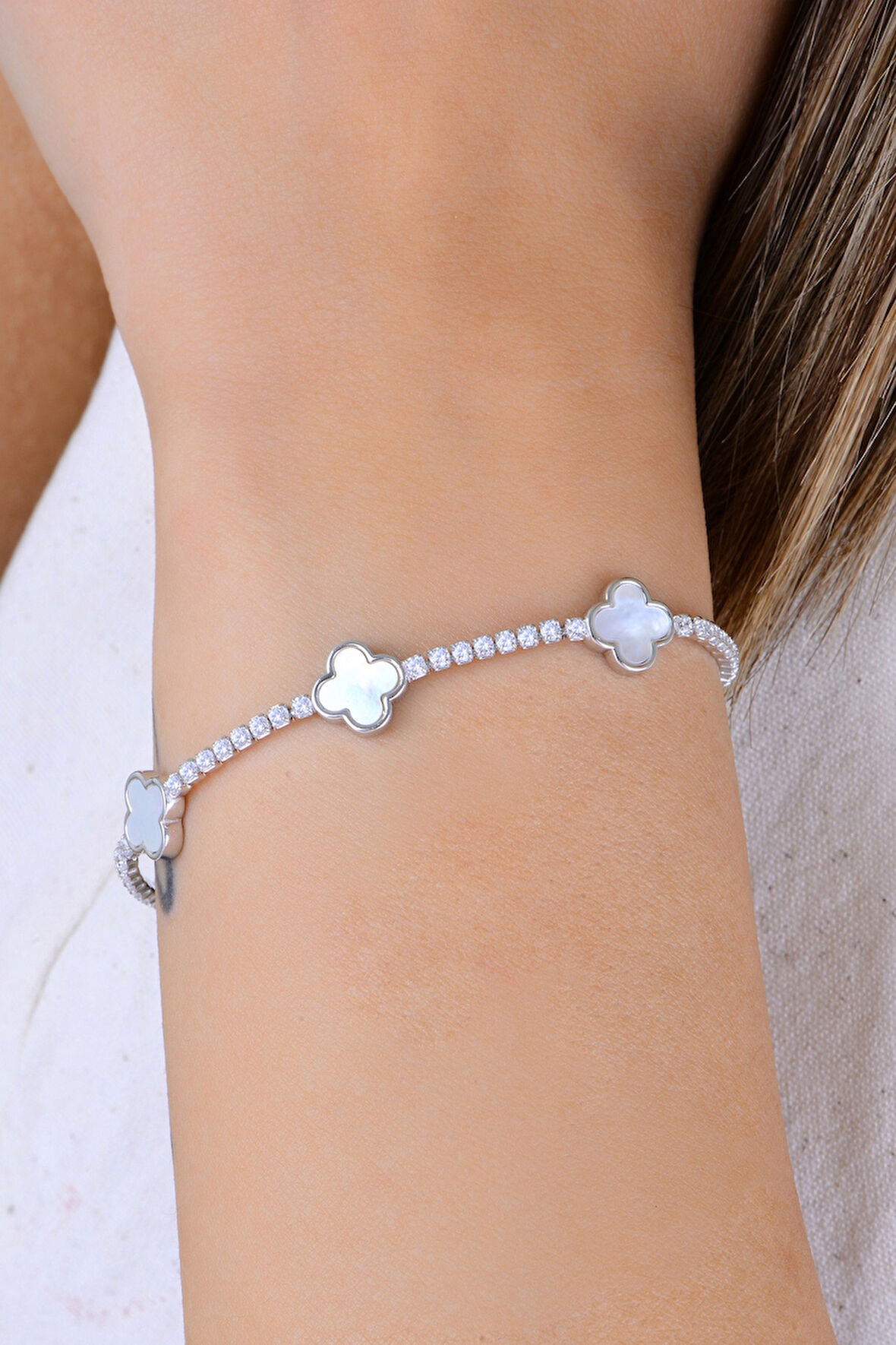 Gümüş rodyumlu pırlanta modeli sedef ve zirkon taşlı yonca dizisi su yolu bileklik SGTL12913BEYAZ
