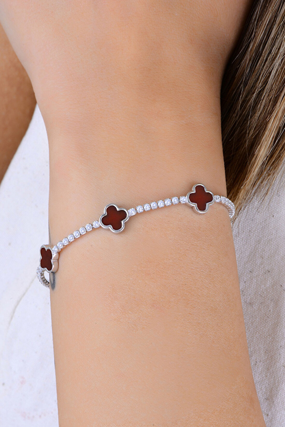 Gümüş rodyumlu pırlanta modeli akik ve zirkon taşlı yonca dizisi su yolu bileklik SGTL12913KAHVERENK