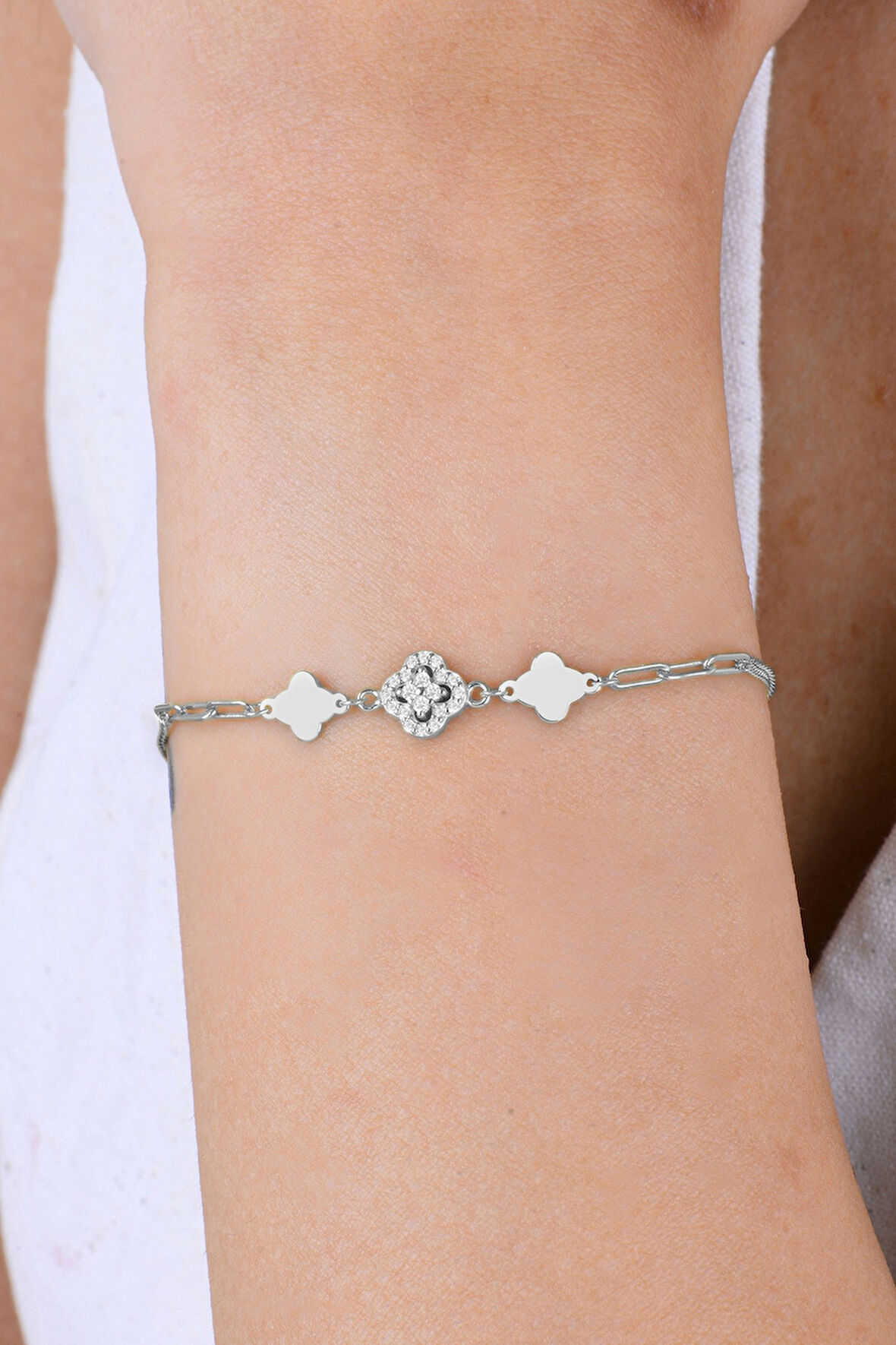 Gümüş rodyumlu zirkon taşlı ataç zincir detaylı yonca modeli bileklik SGTL12918RODAJ