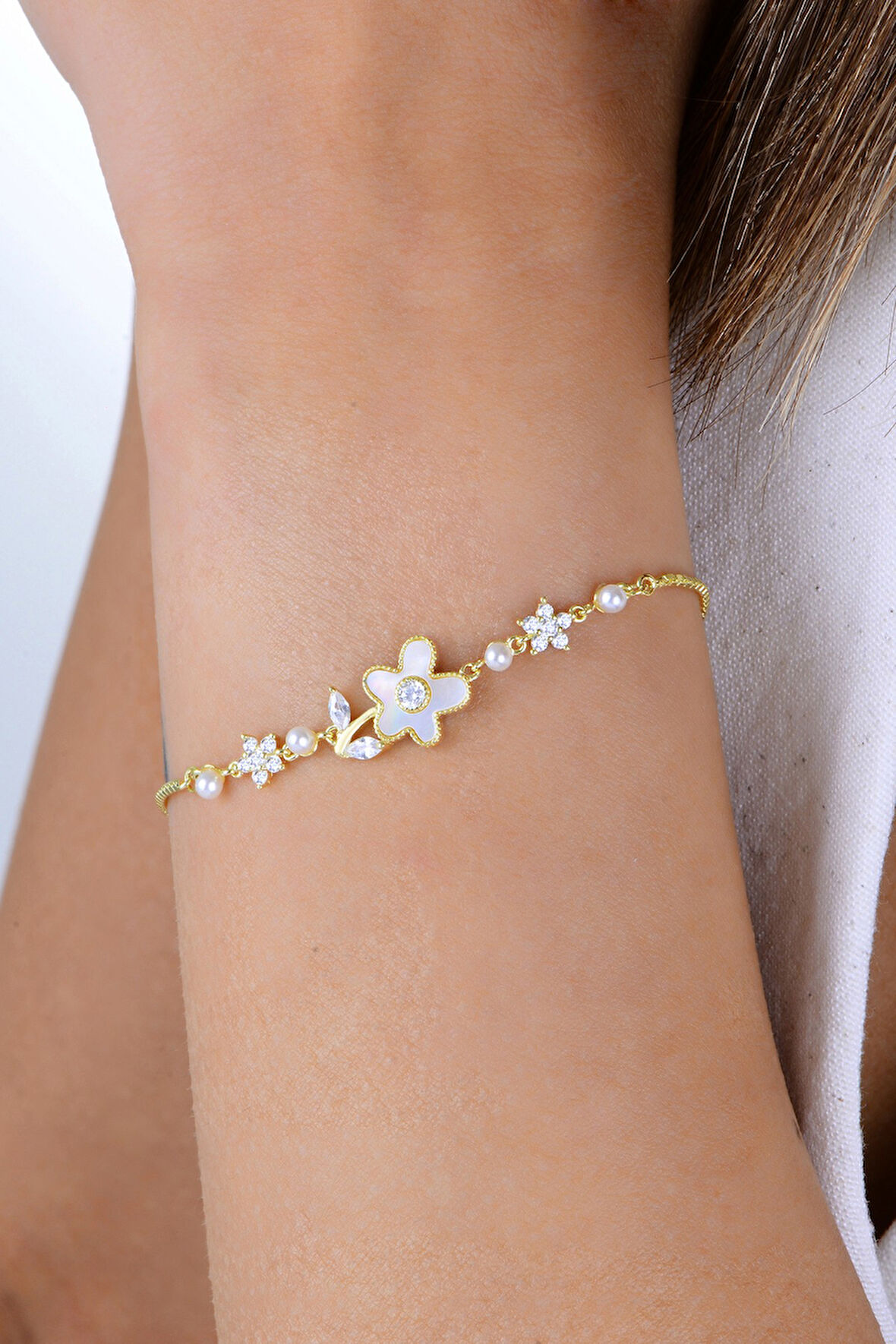 Gümüş altın yaldızlı sedef ve zirkon taşlı inci çiçeği bileklik SGTL12922GOLD