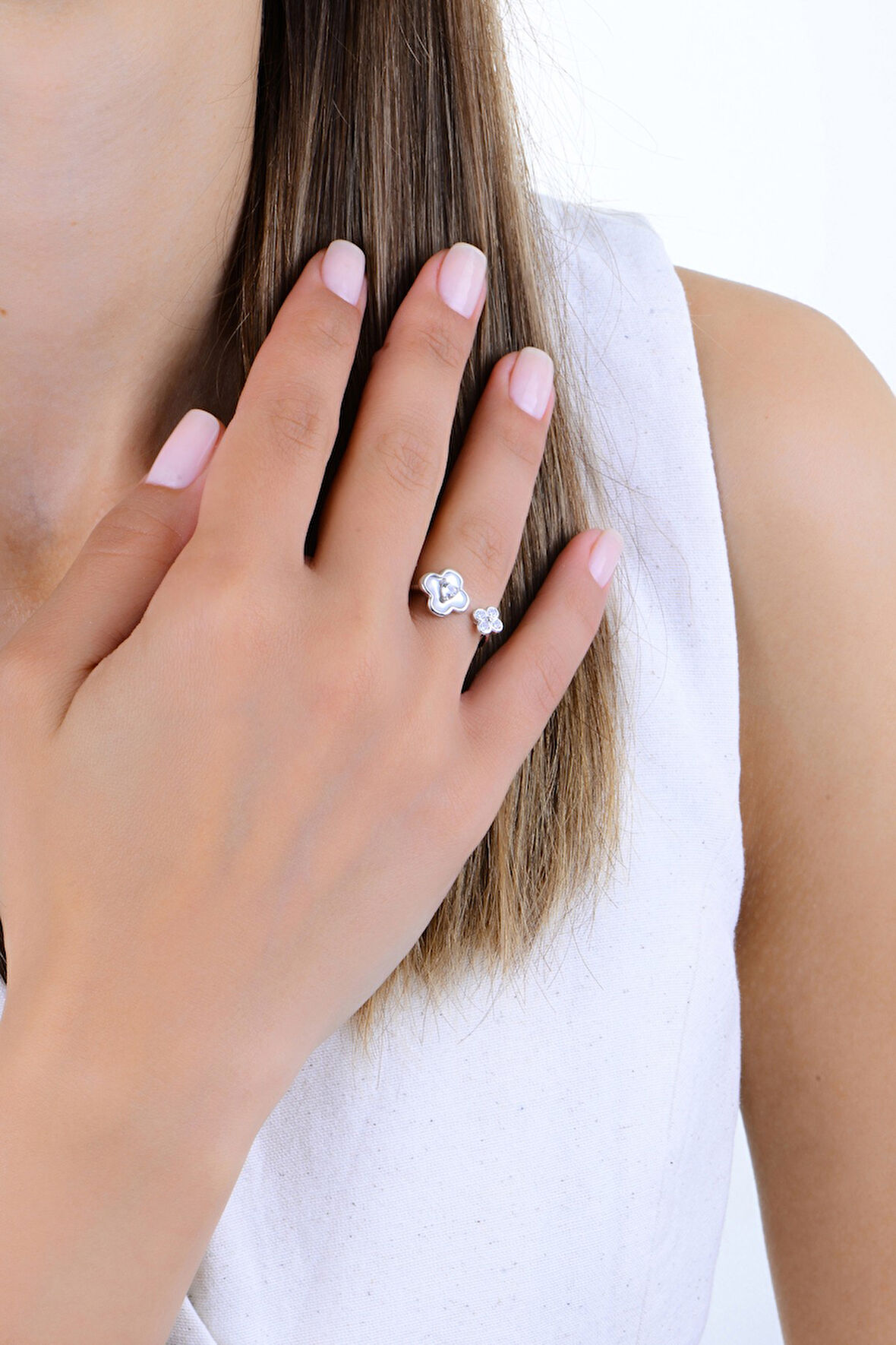 Gümüş rodyumlu zirkon ve sedef taşlı twin clovers (yonca) ayarlamalı yüzük 