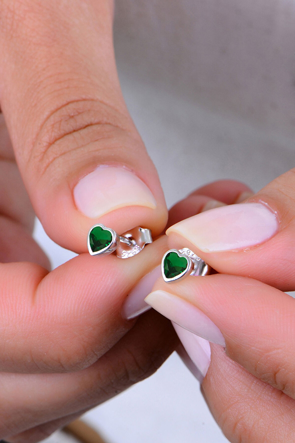 Gümüş rodyumlu yeşil taşlı sıvama modeli kalp küpe SGTL12997YESIL