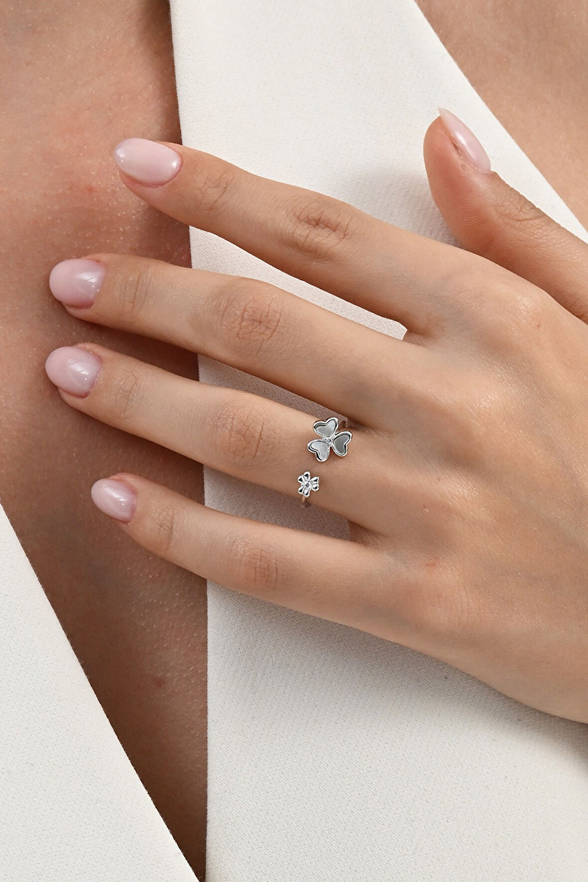 925 ayar gümüş rodyumlu zirkon ve sedef taşlı üç yapraklı yonca yüzük 