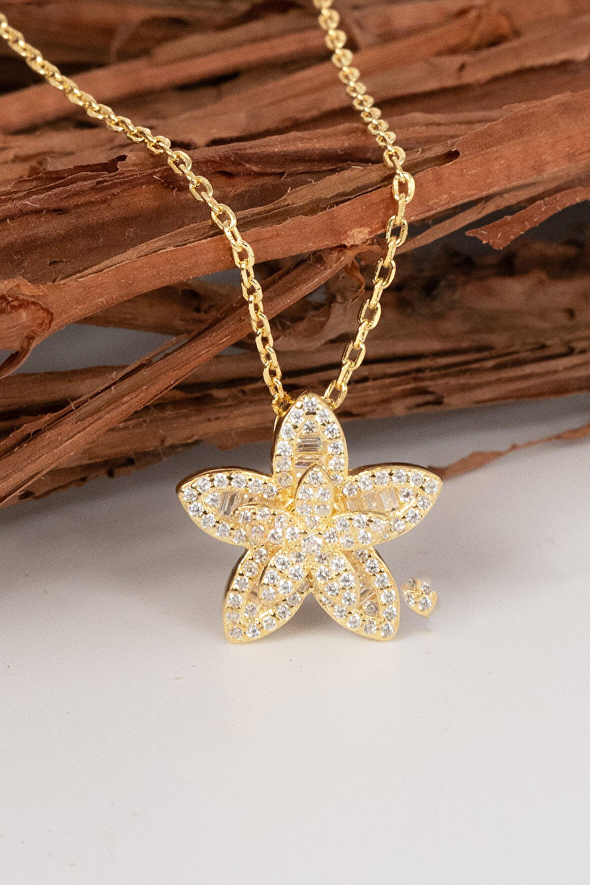 925 Ayar gümüş altın yaldızlı baget kesim zirkon taşlı sihirli döner çarklı lotus çiçeği kolye   SGTL13094GOLD