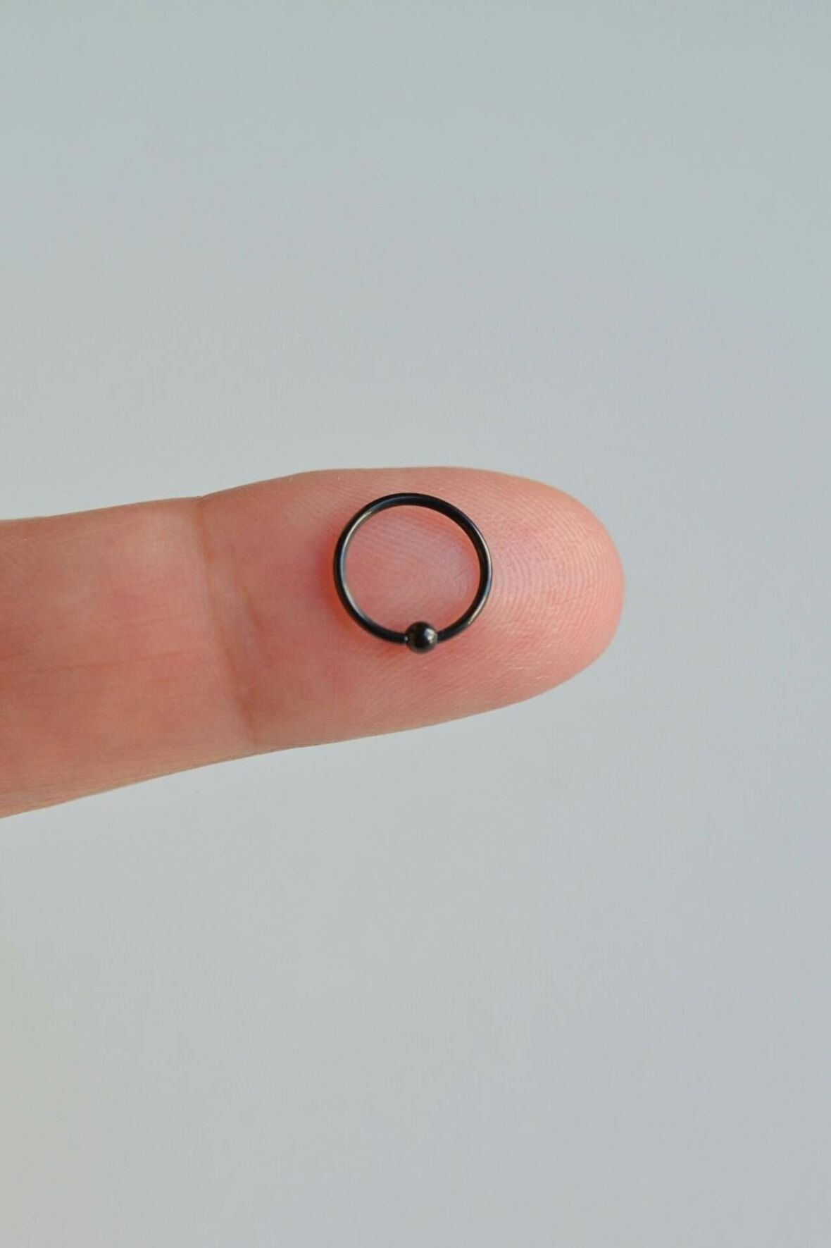 Siyah Renkli Mini Topçuklu 8 mm Çelik Halka Hızma Burun Piercingi