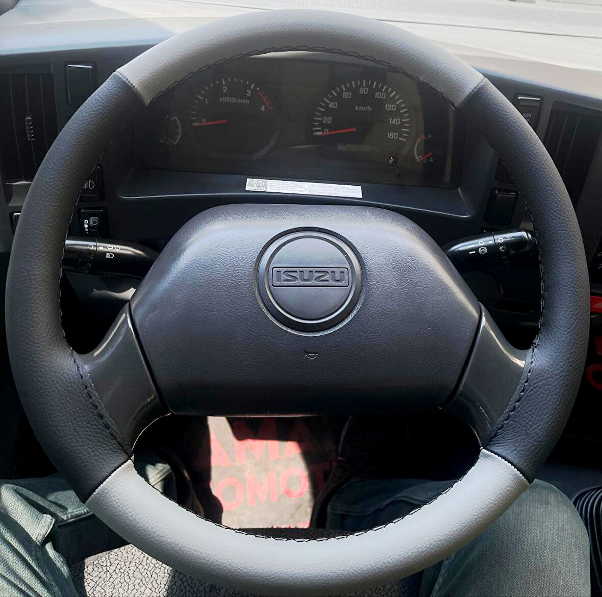 DİKİŞLİ DİREKSİYON KILIFI GRİ DERİ SİYAH DERİ SİYAH DİKİŞLİ ISUZU NPR İCİN