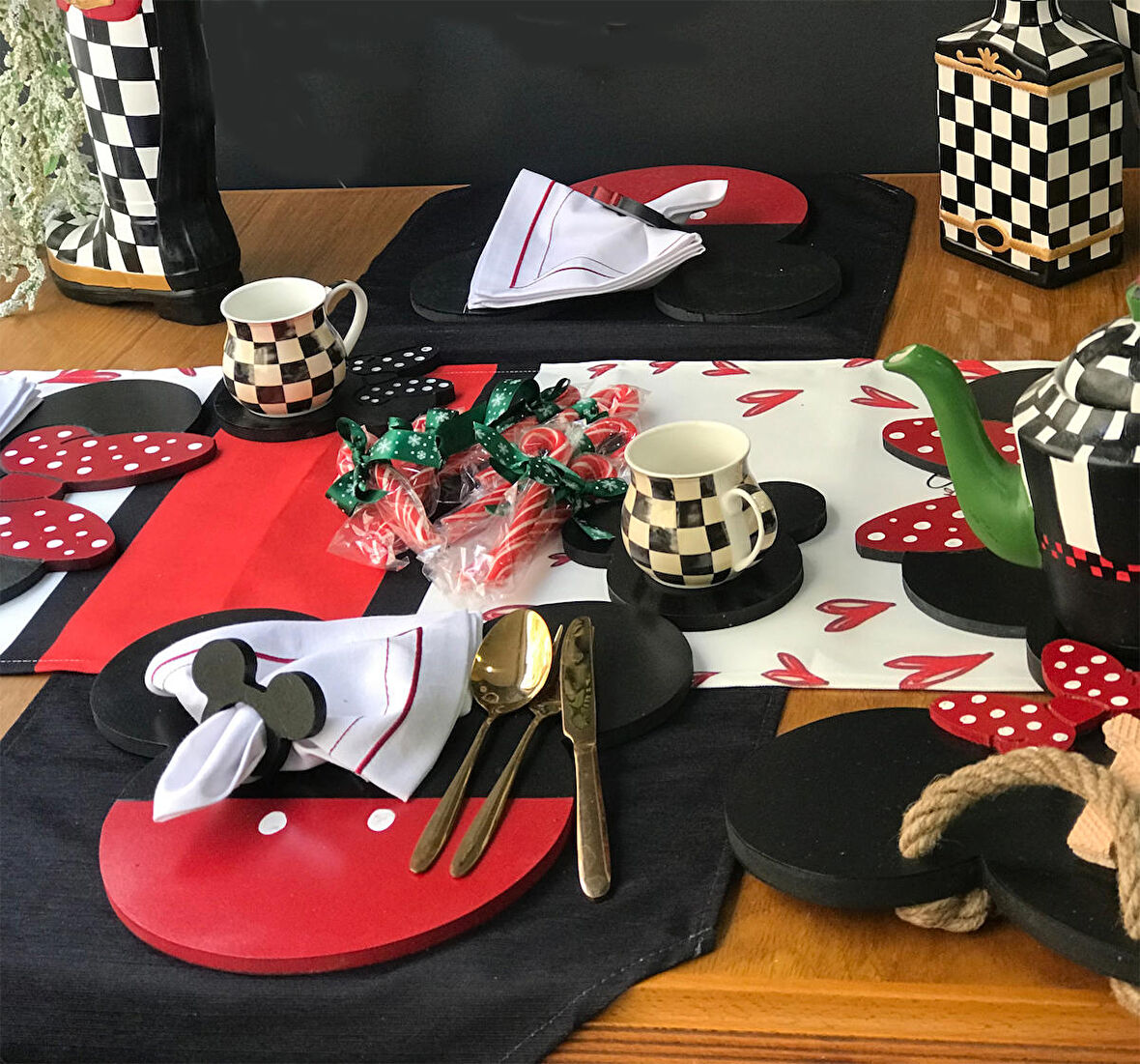 Mickey Mouse 32x35 cm Asimetrik Çok Renkli Silinebilir Mickey Mouse Amerikan Servis Takımı Tek Kişilik