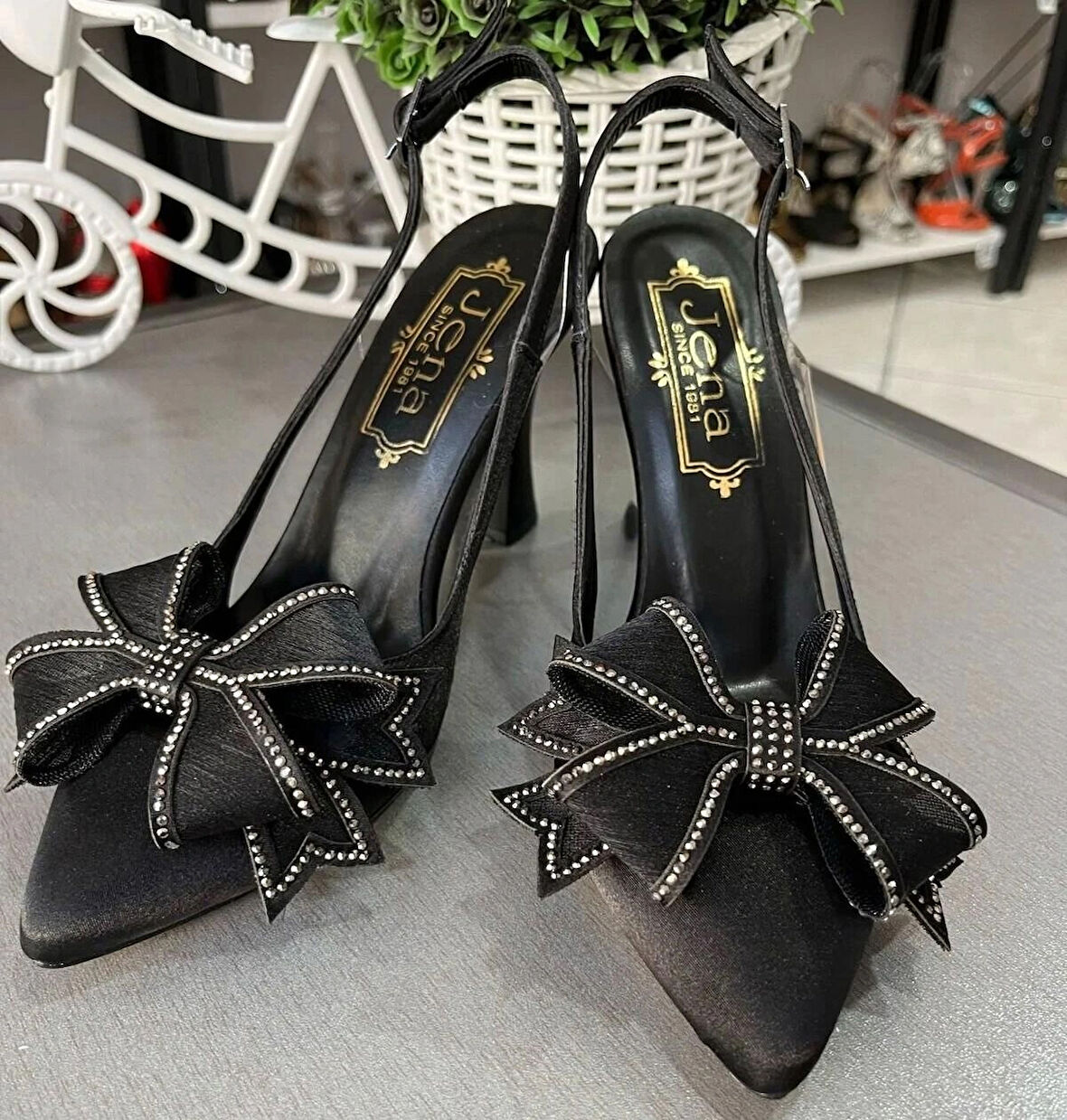 FİYONK DETAYLI EN MODA ÇOK ŞIK KADIN AYAKKABI 6 CM TOPUKBOYU SATEN DOKU HER ZAMANIN MODELİ KONFOR