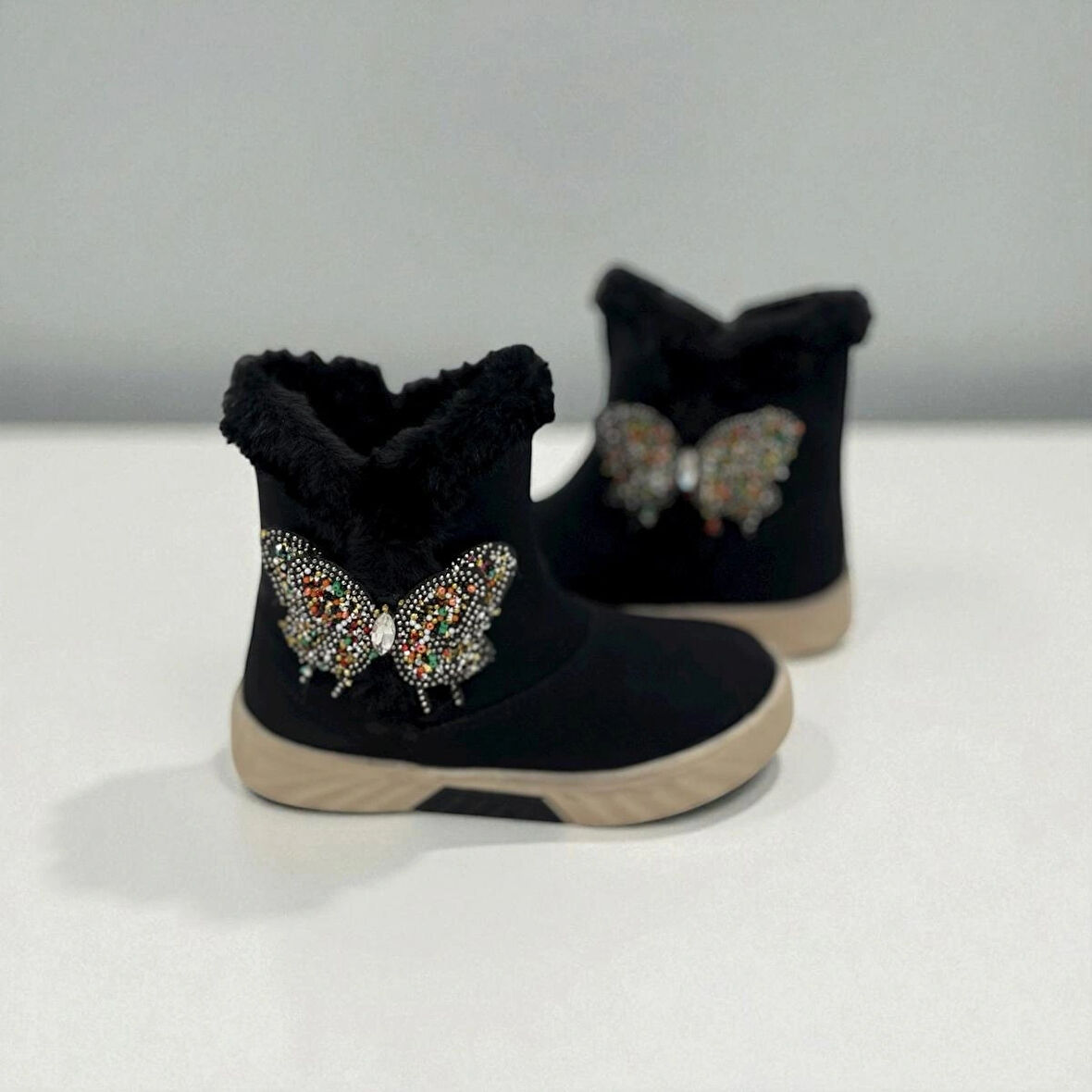 KIZ ÇOCUK KAYMAZ TABAN SİYAH KELEBEKLİ BOT 