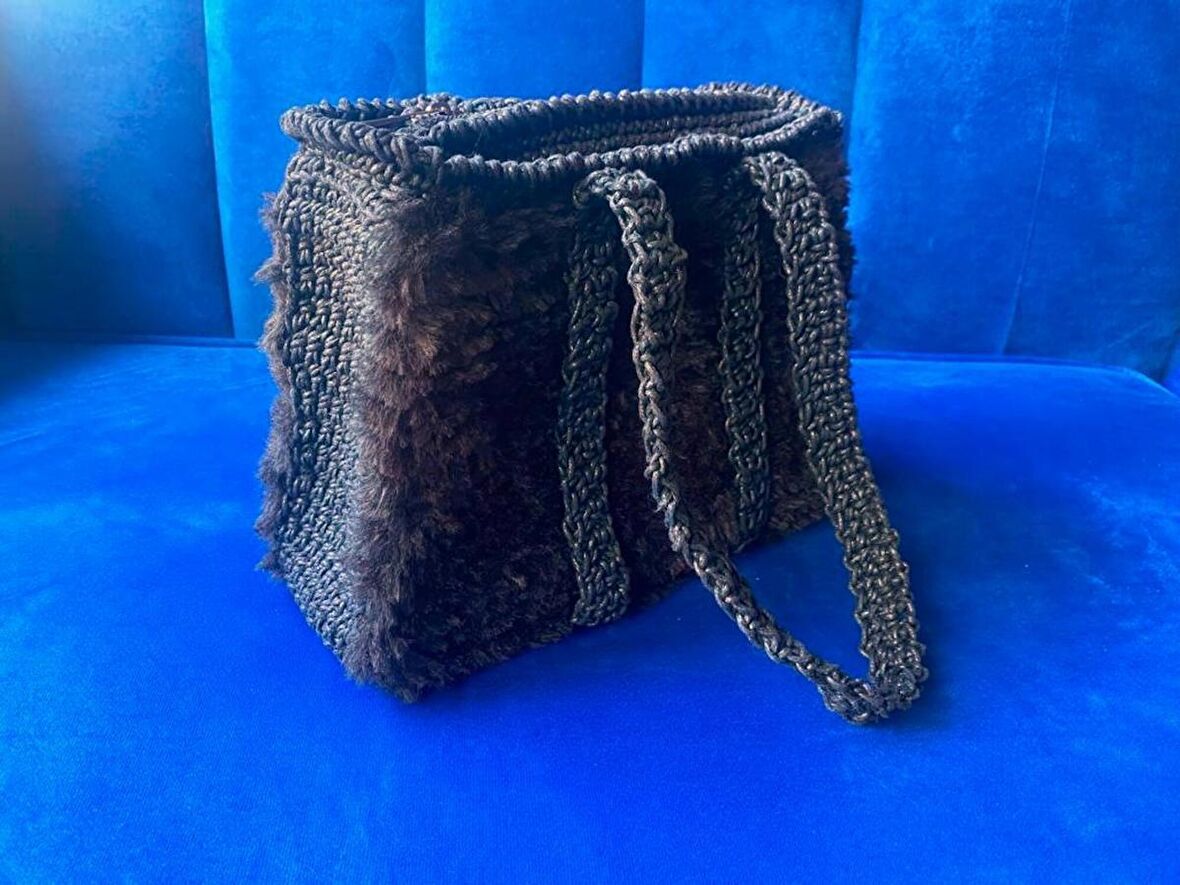 SİYAH RENK PELUŞ EL YAPIMI ÇANTA