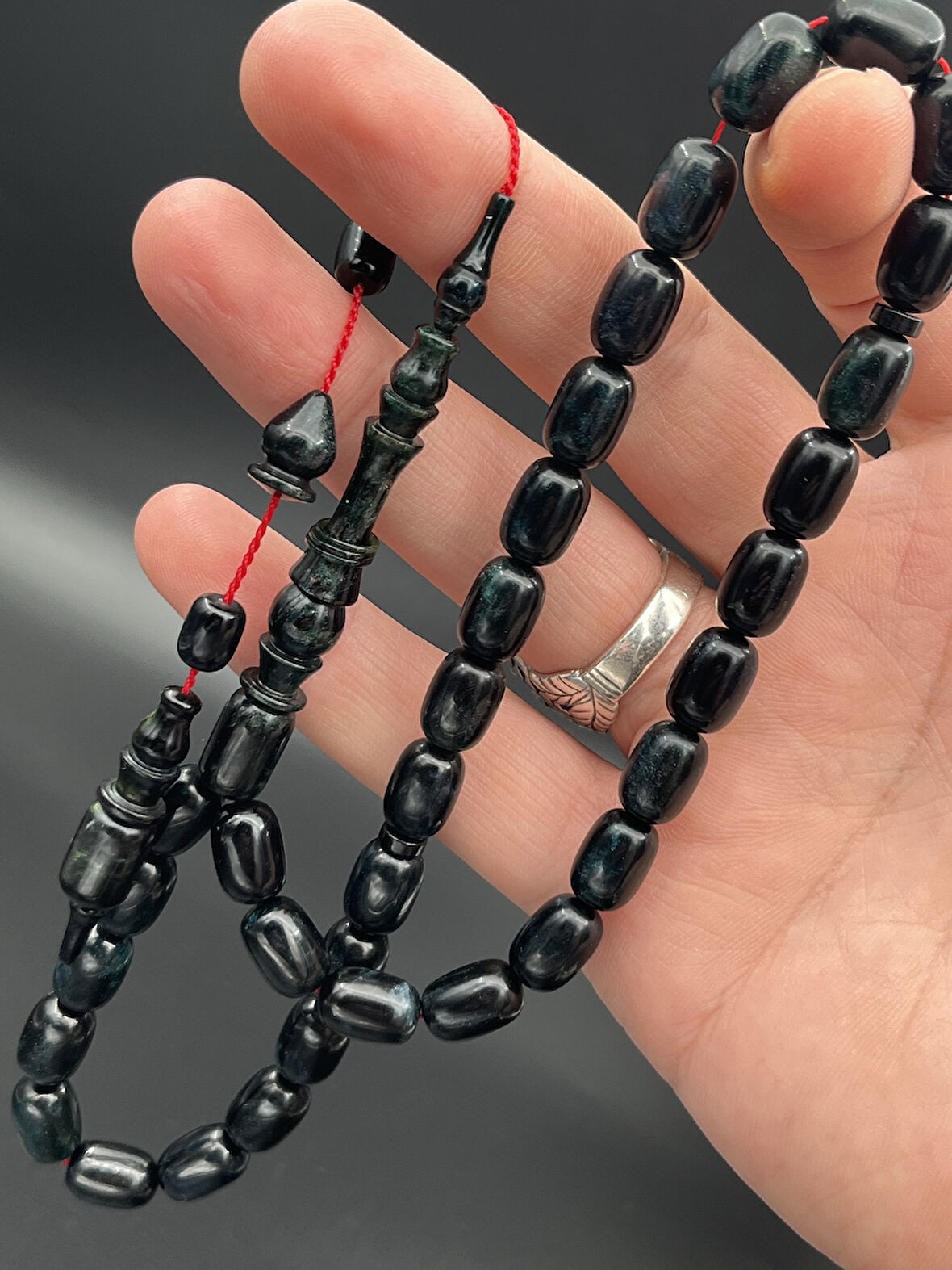 Siyah Lacivert Yansımalı Sıkma Kehribar Kapsül Kesim Sistemli Tesbih 8x12 mm – SK380230.190425