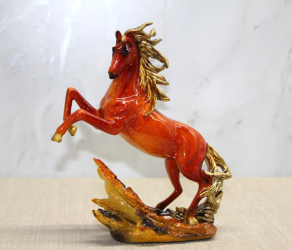 Polyester Gold Detaylı Şahlanmış At Figürü