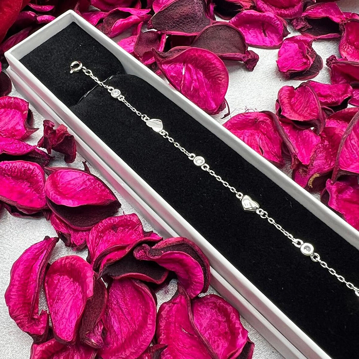 925 Ayar Gümüş Kalp Figürlü Kadın Bileklik – Zarif, Gümüş Rengi