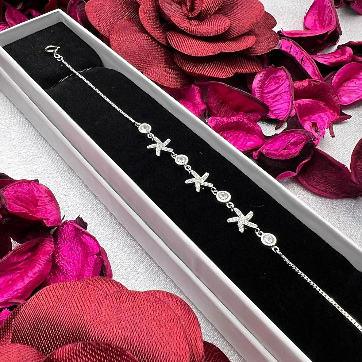 925 Ayar Gümüş Yıldız Figürlü Kadın Bileklik – Taşlı, Şık Tasarım, Gümüş Rengi