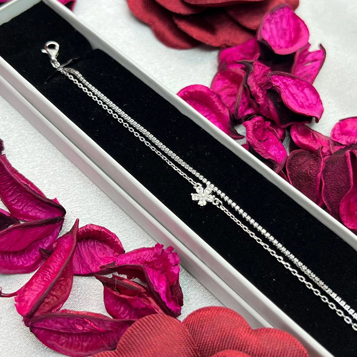 Yonca Figürlü Kadın Bileklik 925 Ayar Gümüş Rodyum Kaplama Zirkon Taşlı Şık Tasarım