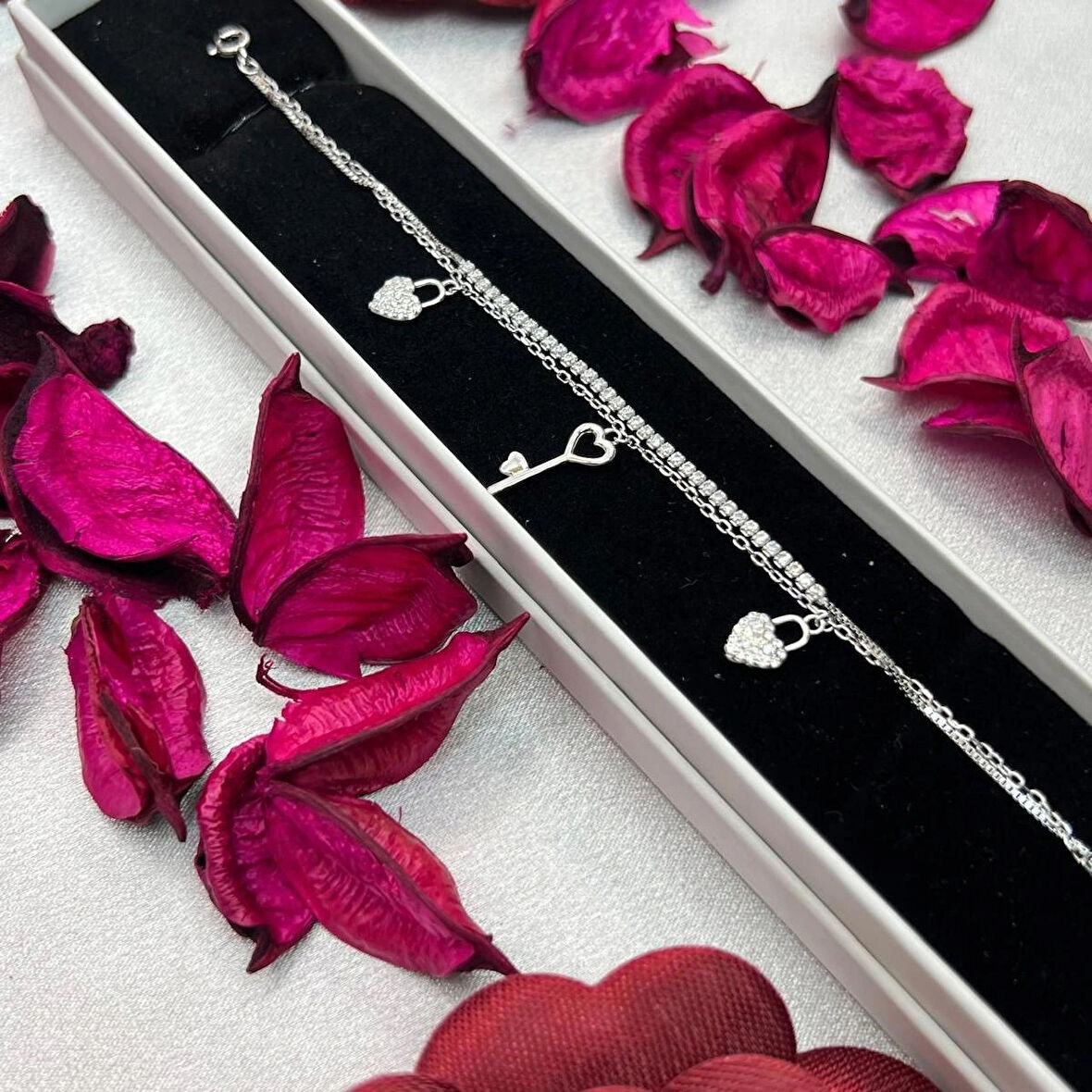 Kalp ve Anahtar Figürlü Kadın Bileklik 925 Ayar Gümüş Zirkon Taşlı