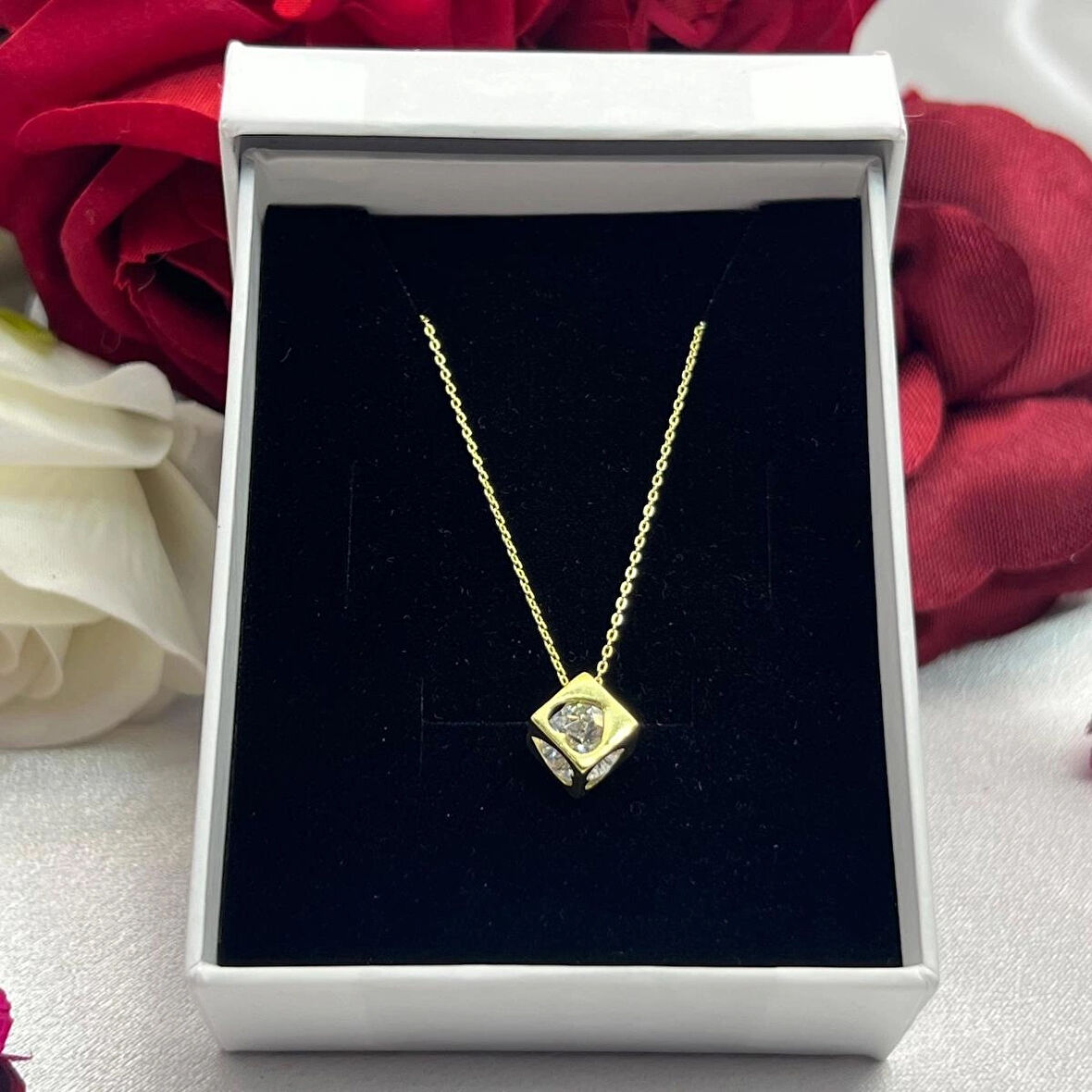Zirkon Tektaşlı Küp Tasarım Kadın Kolyesi 925 Ayar Gümüş Zincirli Altın Kaplama
