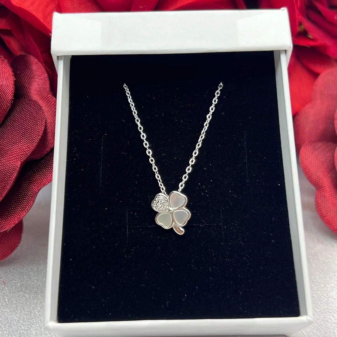 Yonca Kadın Kolyesi 925 Ayar Gümüş Rodyumlu Zirkon Taşlı