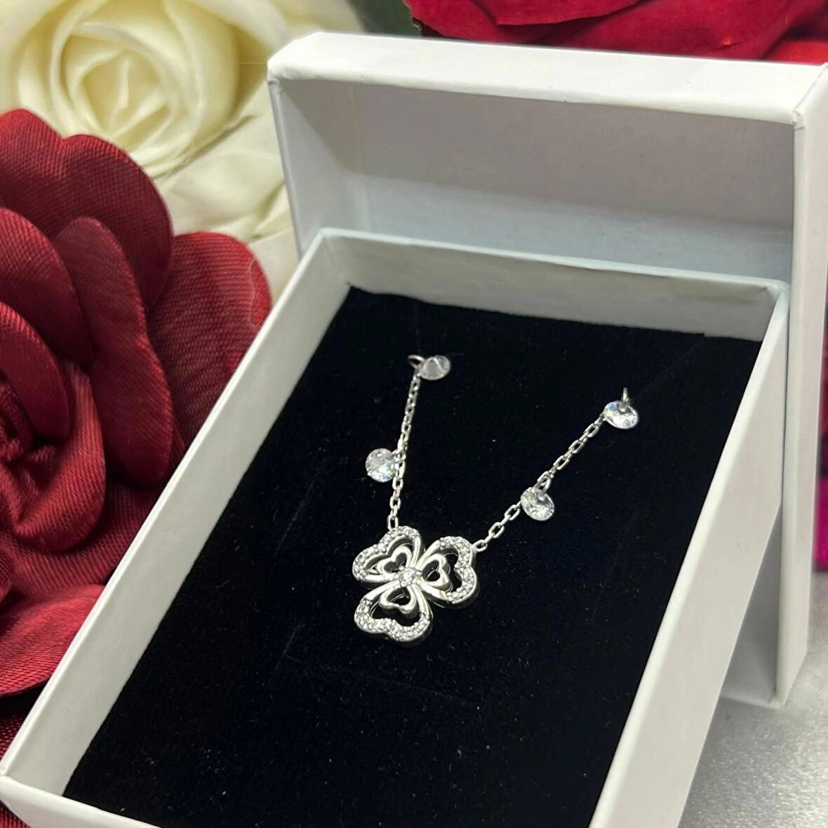 Taşlı Kalpli Yonca Kadın Kolyesi 925 Ayar Gümüş Rodyumlu Zirkon Taşlı