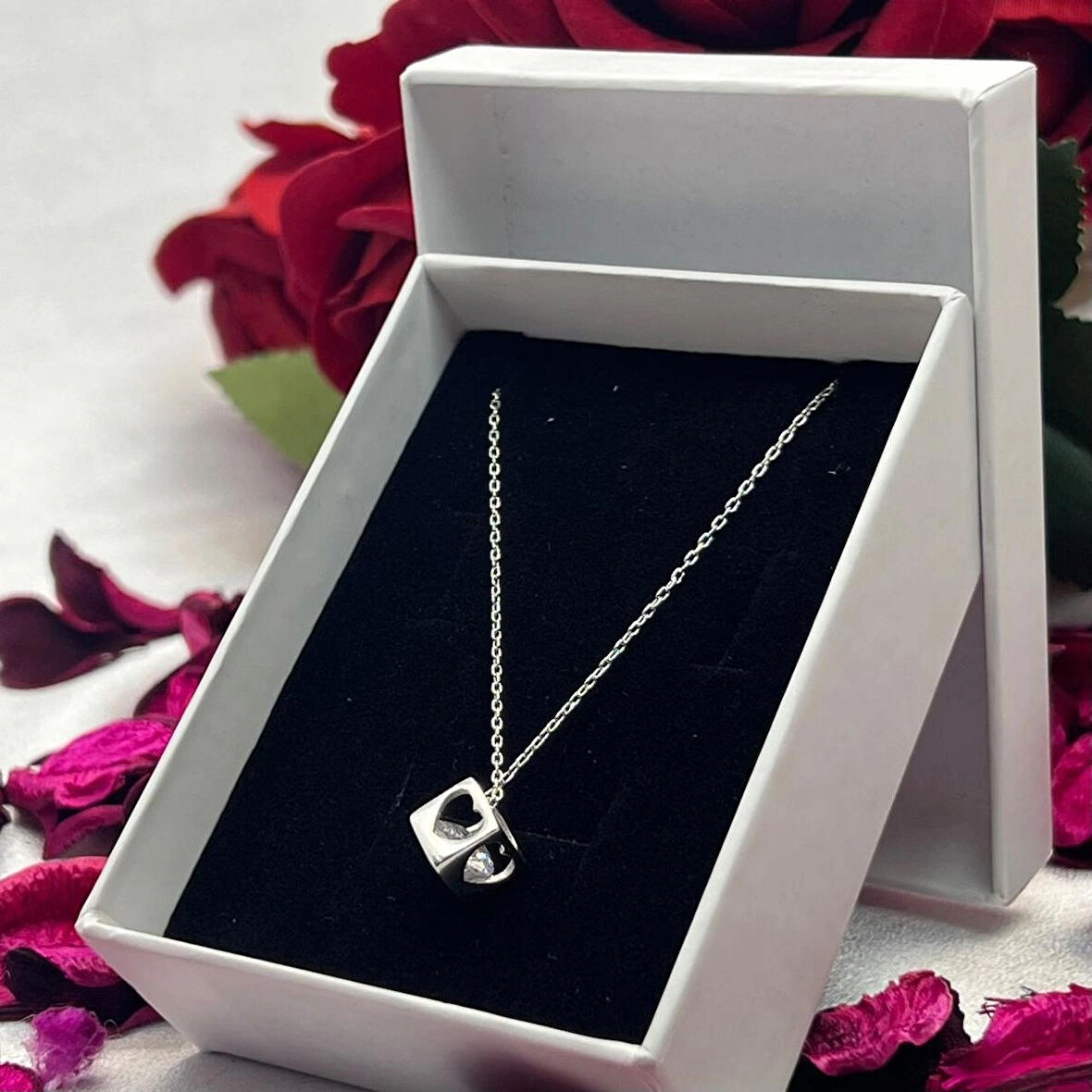 Aşk Zarı Kadın Kolyesi 925 Ayar Gümüş Rodyumlu Zirkon Taşlı