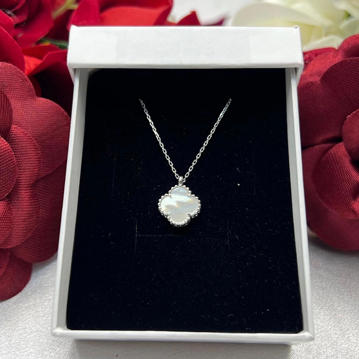 Van Cleef Yonca Beyaz Taşlı Kadın Kolyesi 925 Ayar Gümüş Rodyumlu  10 mm