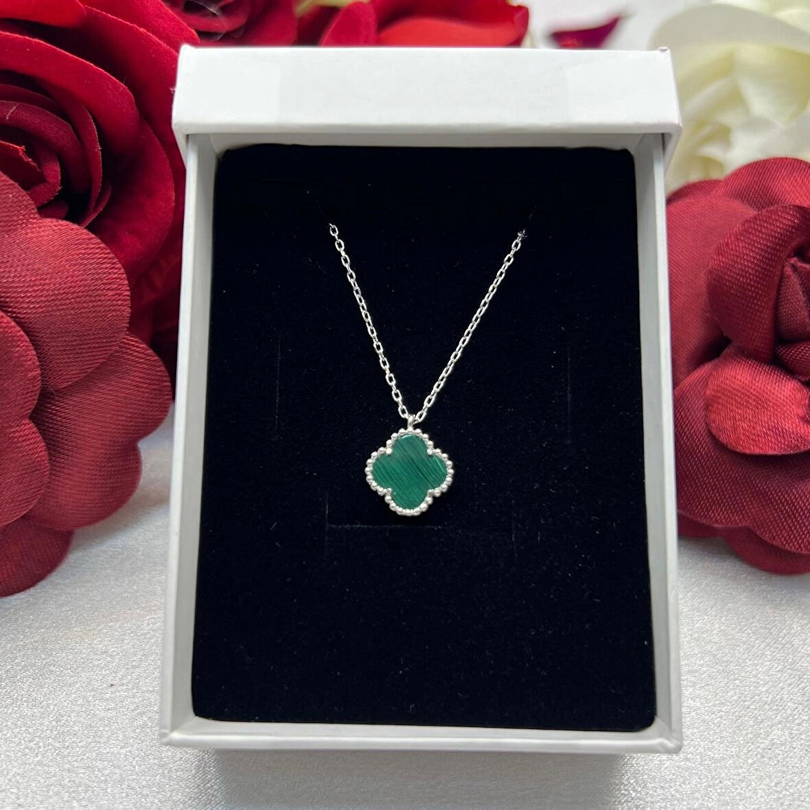 Van Cleef Yonca Yeşil Taşlı Kadın Kolyesi 925 Ayar Gümüş Rodyumlu  10 mm