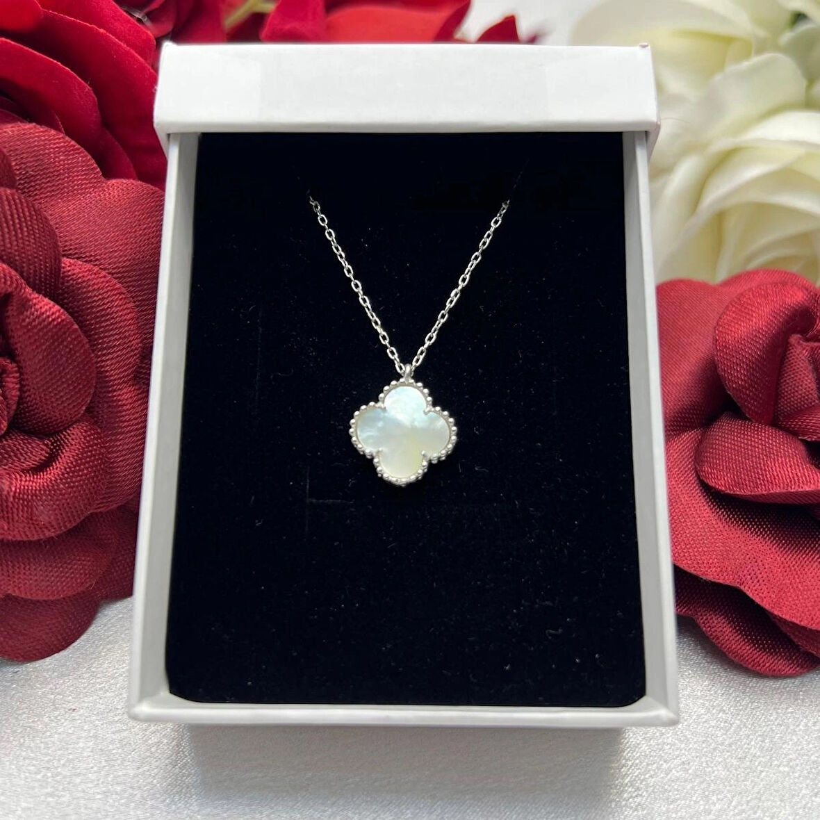 Van Cleef Yonca Beyaz Taşlı Kadın Kolyesi 925 Ayar Gümüş Rodyumlu  12 mm