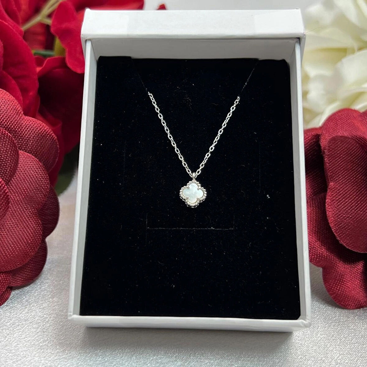 Van Cleef Yonca Beyaz Taşlı Kadın Kolyesi 925 Ayar Gümüş Radyumlu 6 mm