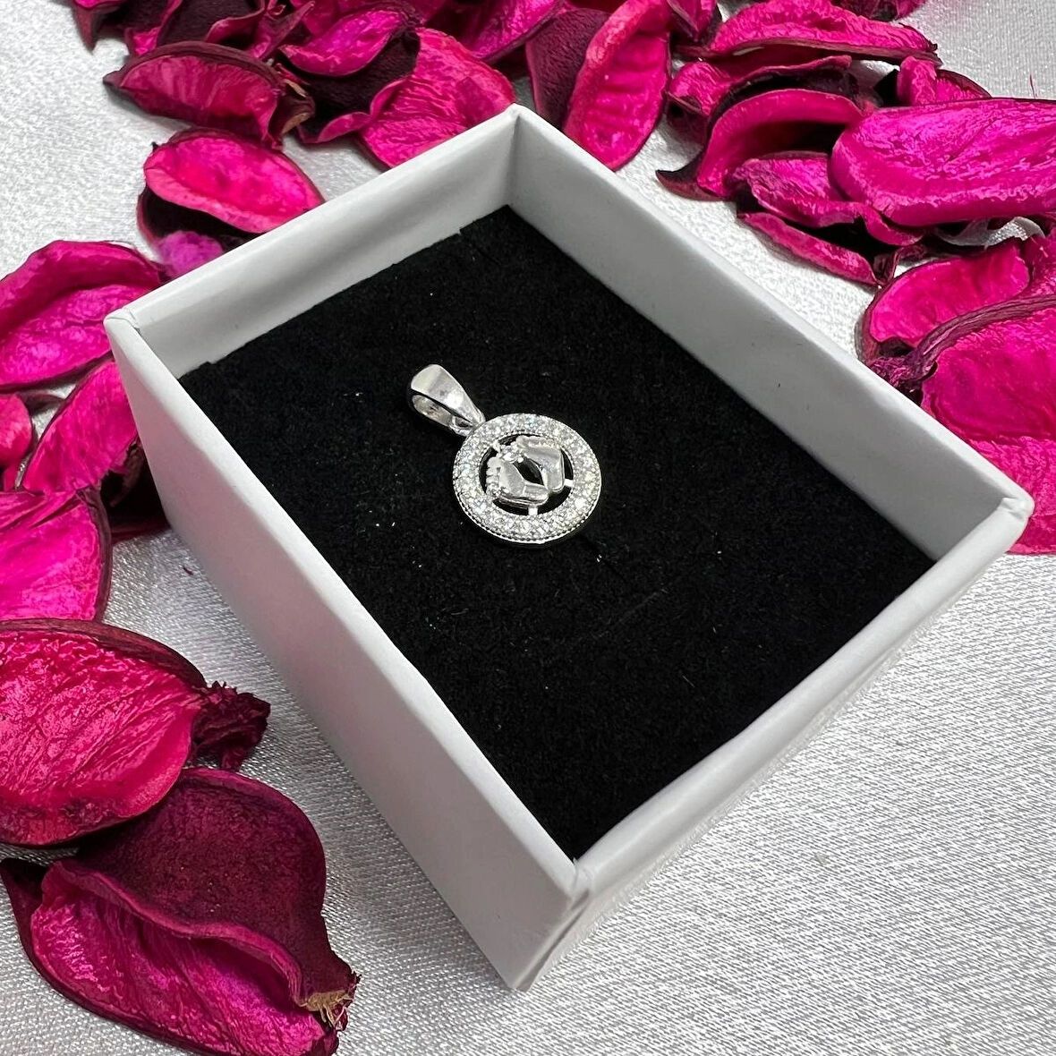 Yuvarlak Figürlü Kadın Kolye Ucu 925 Ayar Gümüş Zirkon Taşlı