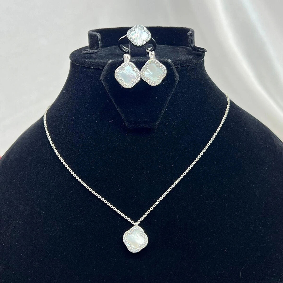 Van Cleef Yonca Beyaz Taşlı Kadın 3'lü Seti 925 Ayar Gümüş Radyumlu 8 mm