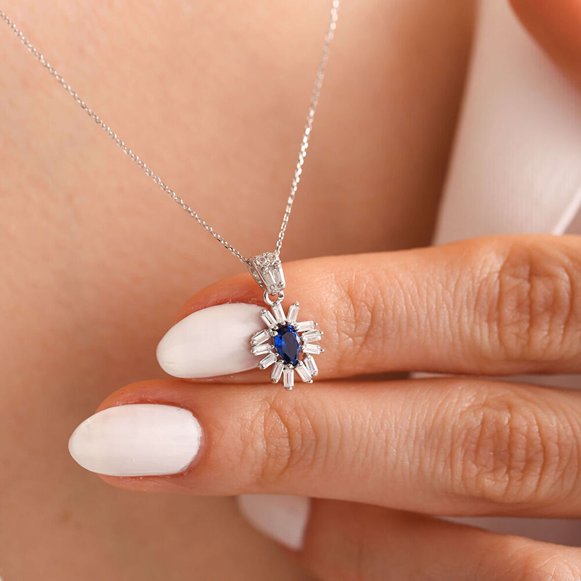 Beyaz Altın Safir Kolye Baget Tasarım