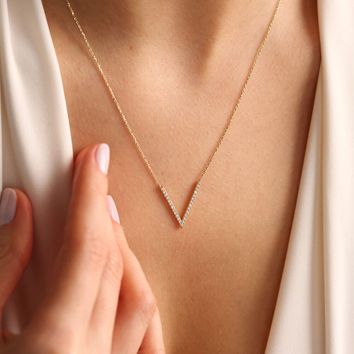 14 Ayar Altın Taşlı V Kolye