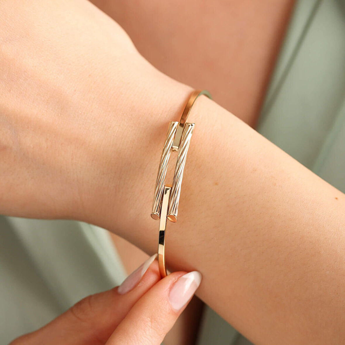 14 Ayar Altın Kaburga Kelepçe Burgu Form