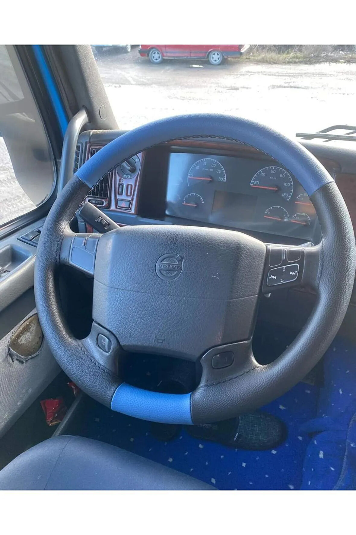 DİKİŞLİ DİREKSİYON KILIFI SİYAH/MAVİ DERİ SİYAH DİKİŞLİ VOLVO TIR KAMYON İÇİN HIZLI KARGO