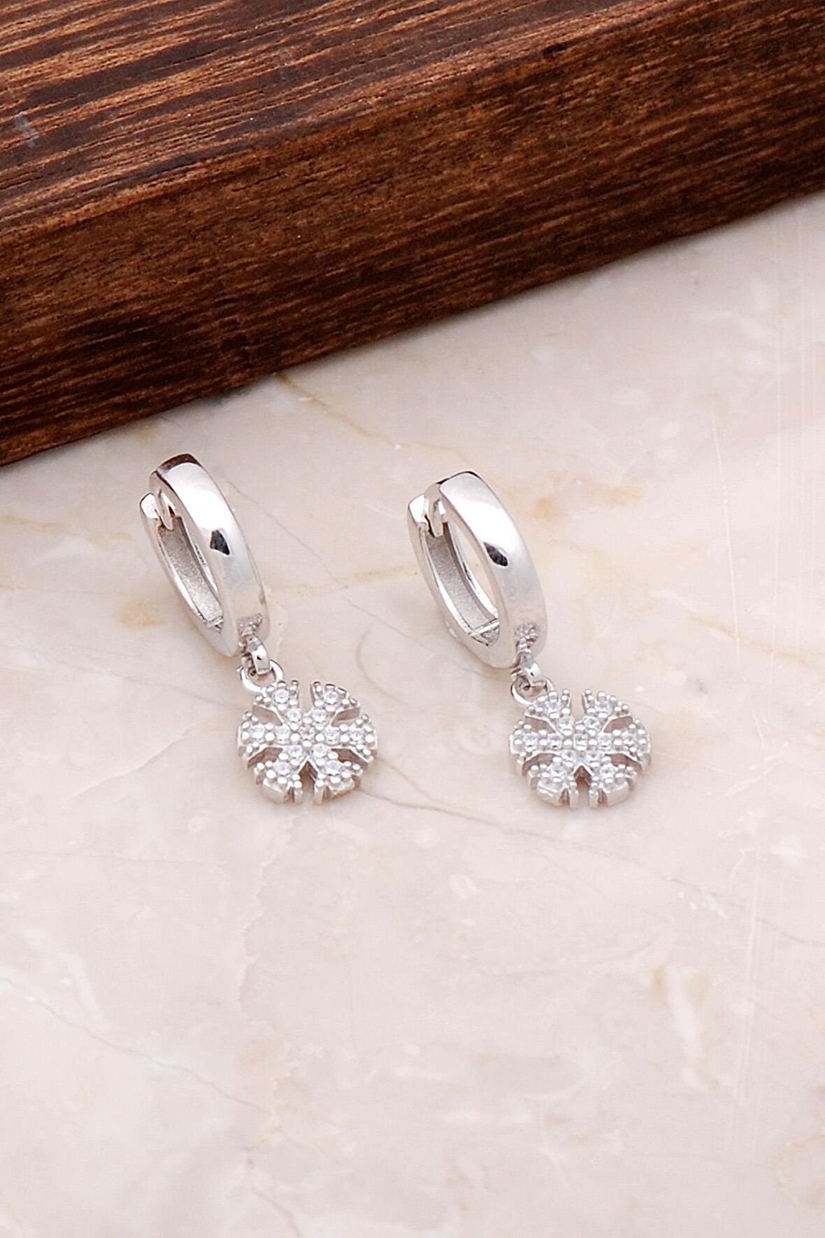 Kar Tanesi Sallantılı Gümüş Halka Küpe 4926