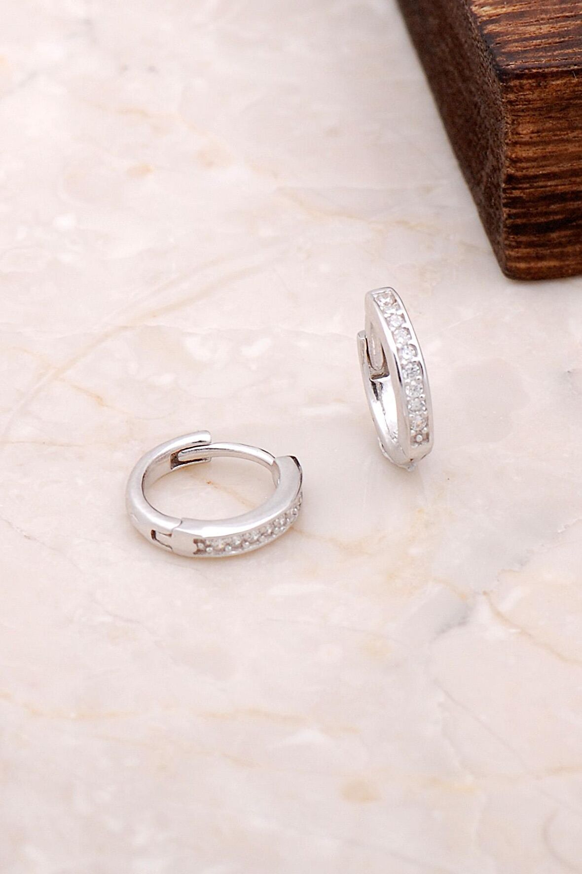 Stratejik Düşünce Enstitüsü Yayınları  Kök Yakut Taşlı Elişi Damla Gümüş Küpe 4239 Zirkon Taşlı Mini Boy 12 mm Gümüş Halka Küpe 4970