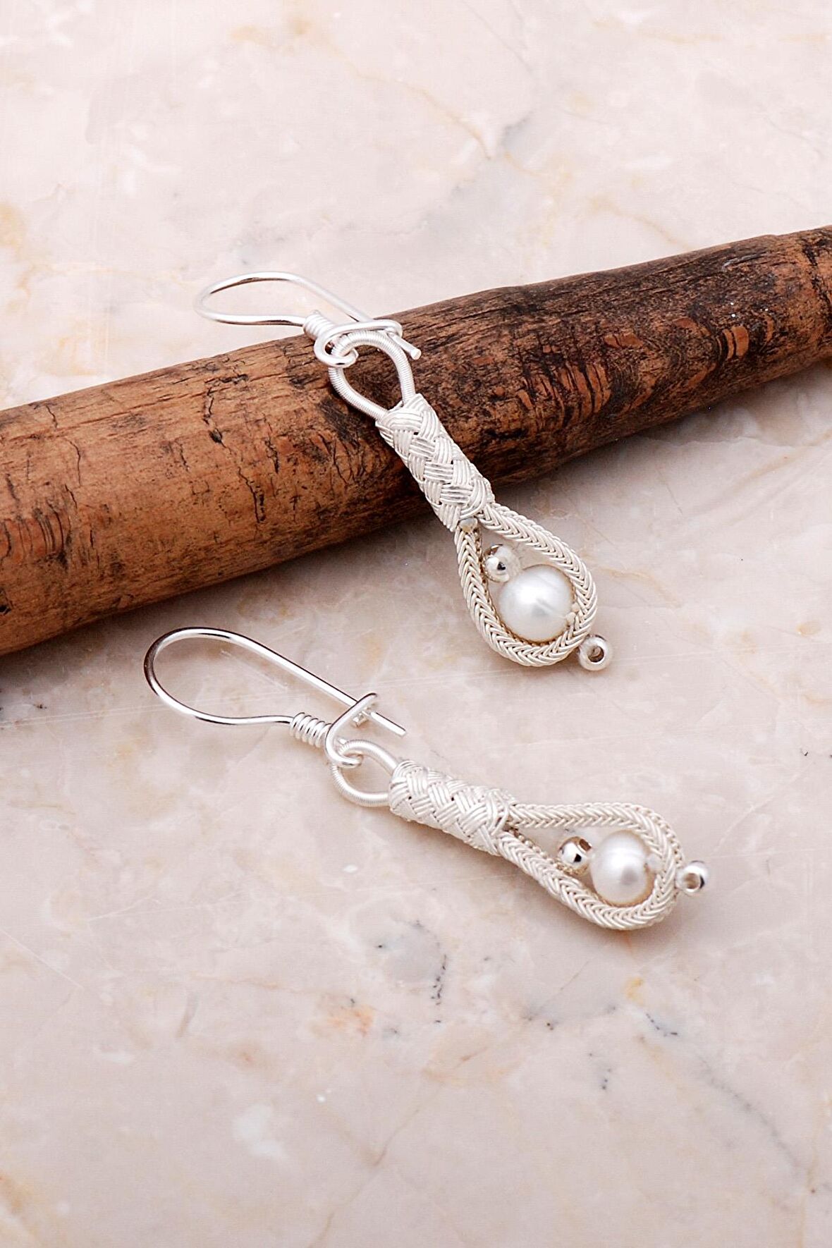 Kazaziye İşlemeli İnci Taşlı Gümüş Küpe 5143