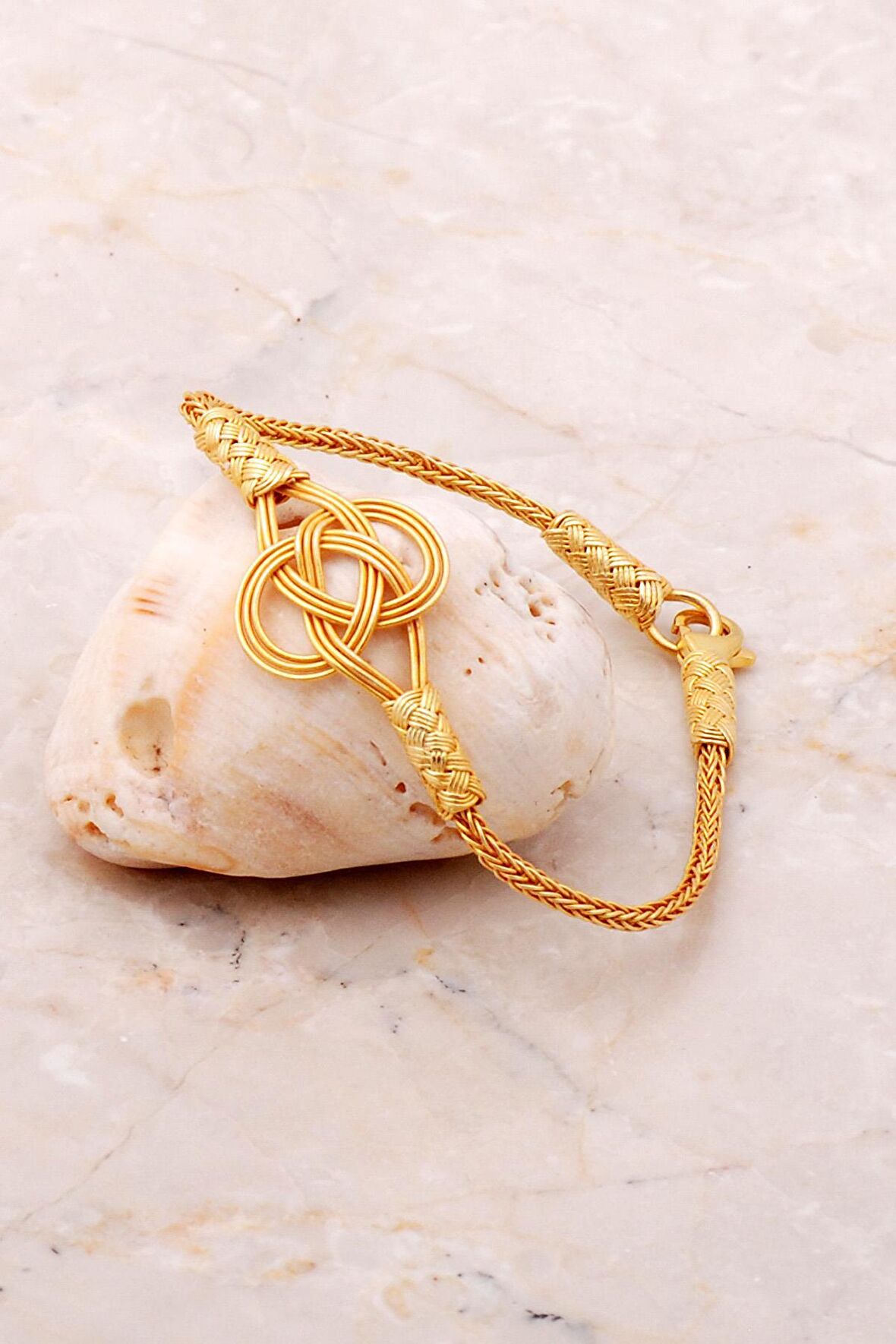 Kazaziye İşlemeli Altın Yaldızlı Şems Düğümü Bileklik 3638