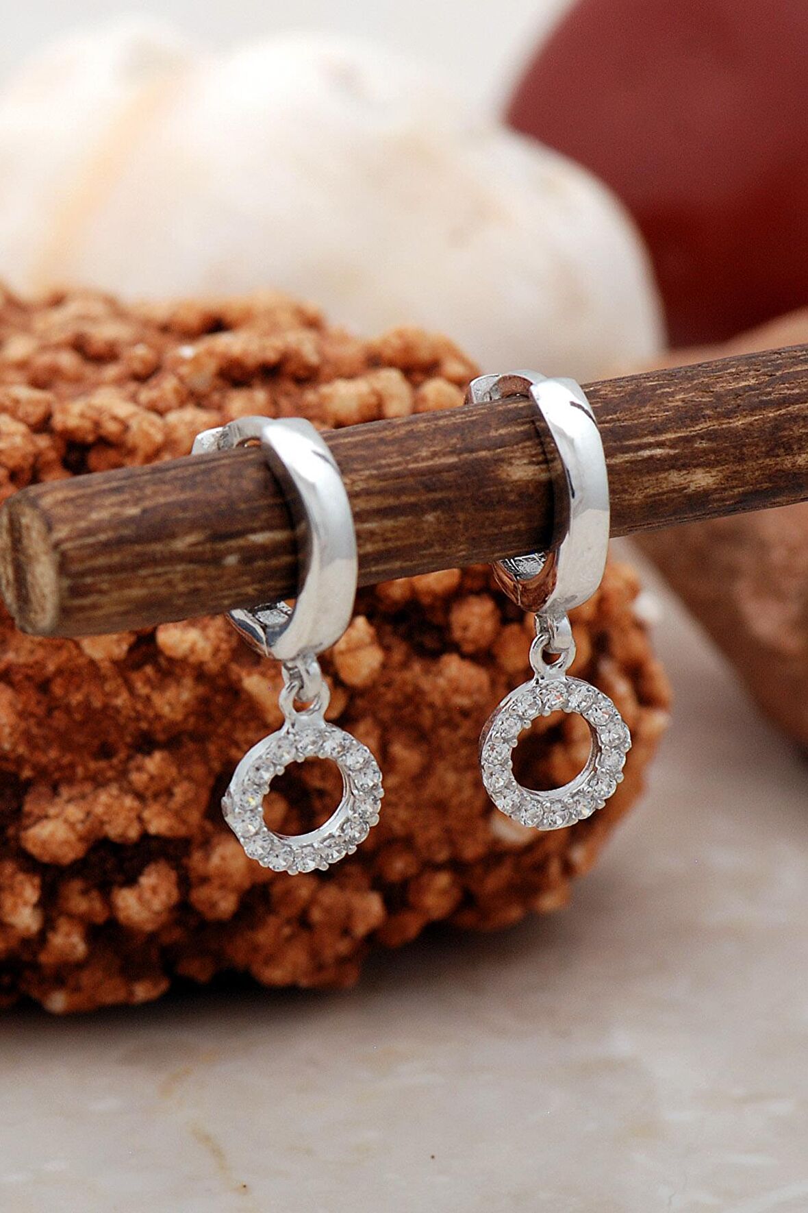 Halka Rodyumlu Tasarım Gümüş Küpe 5446