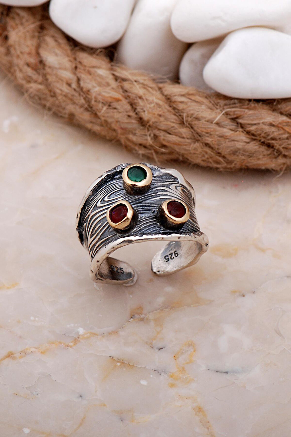 Yakut ve Zümrüt Taşlı Çekiç Dövme Elişi Gümüş Yüzük 3618