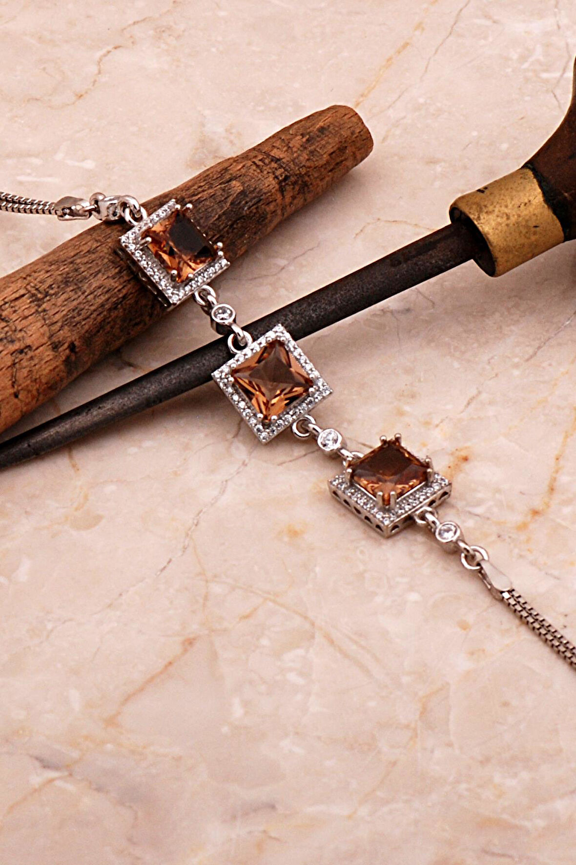 Renk Değiştiren Sultan Taşlı Kare Rodyumlu Gümüş Bileklik 4586